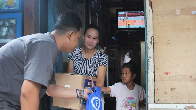 Dustin Tiffani memeriahkan aksi sosial yang diadakan oleh Formula bersama Kitabisa dan Fakultas Kedokteran Gigi Universitas Moestopo di Kampung Pemulung, Menteng Atas, Jakarta.