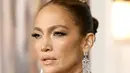 Aktris Jennifer Lopez berpose di pemutaran perdana film "Shotgun Wedding" di Los Angeles di TCL Chinese Theater di Hollywood, California (18/1/2023). Wanita 53 tahun itu Ikon mengenakan gaun krem tipis yang menutupi tubuhnya dan meninggalkan sedikit fisiknya yang menari-nari untuk imajinasi. (Emma McIntyre/Getty Images/AFP)