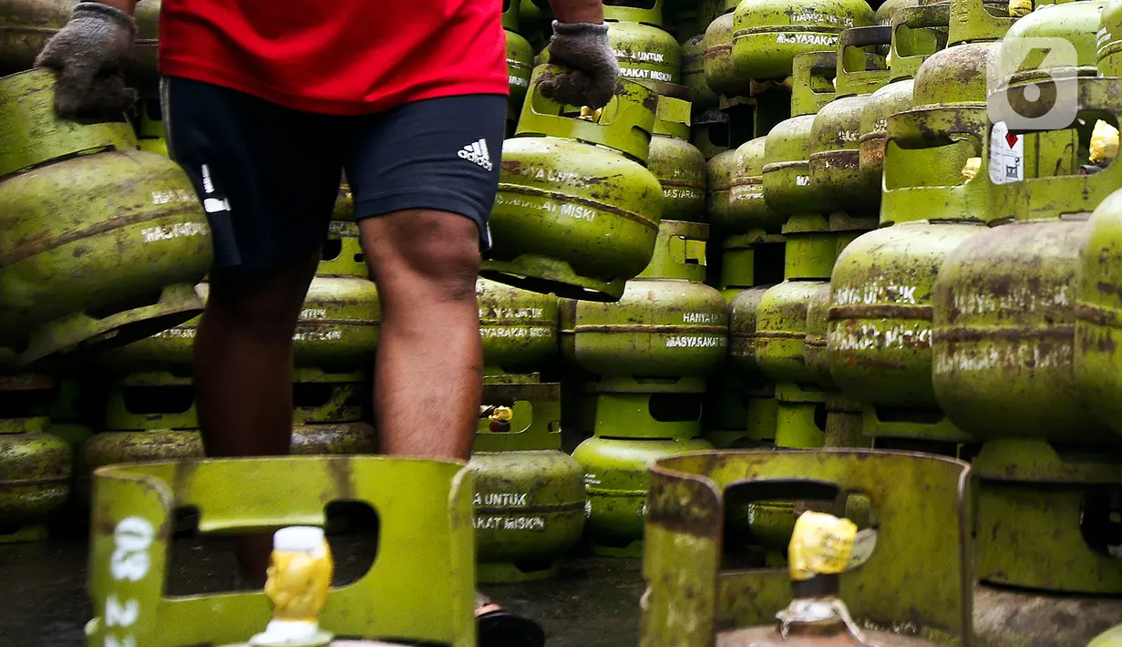 Pekerja saat melakukan penurunan elpiji 3 kilogram di Jakarta, Kamis (5/3/2020). Pemerintah melalui Kementerian Energi dan Sumber Daya Mineral (ESDM) menegaskan tidak akan mencabut subsidi elpiji 3 kilogram. (Liputan6.com/Johan Tallo)