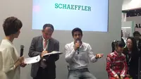 Juara Formula E 2016/17, Lucas Di Grassi (kedua dari kanan) saat tampil di Tokyo Motor Show, bersama pembalap cilik Jepang, Juju Nonda (kanan). (Liputan6.com/Edu Krisnadefa)