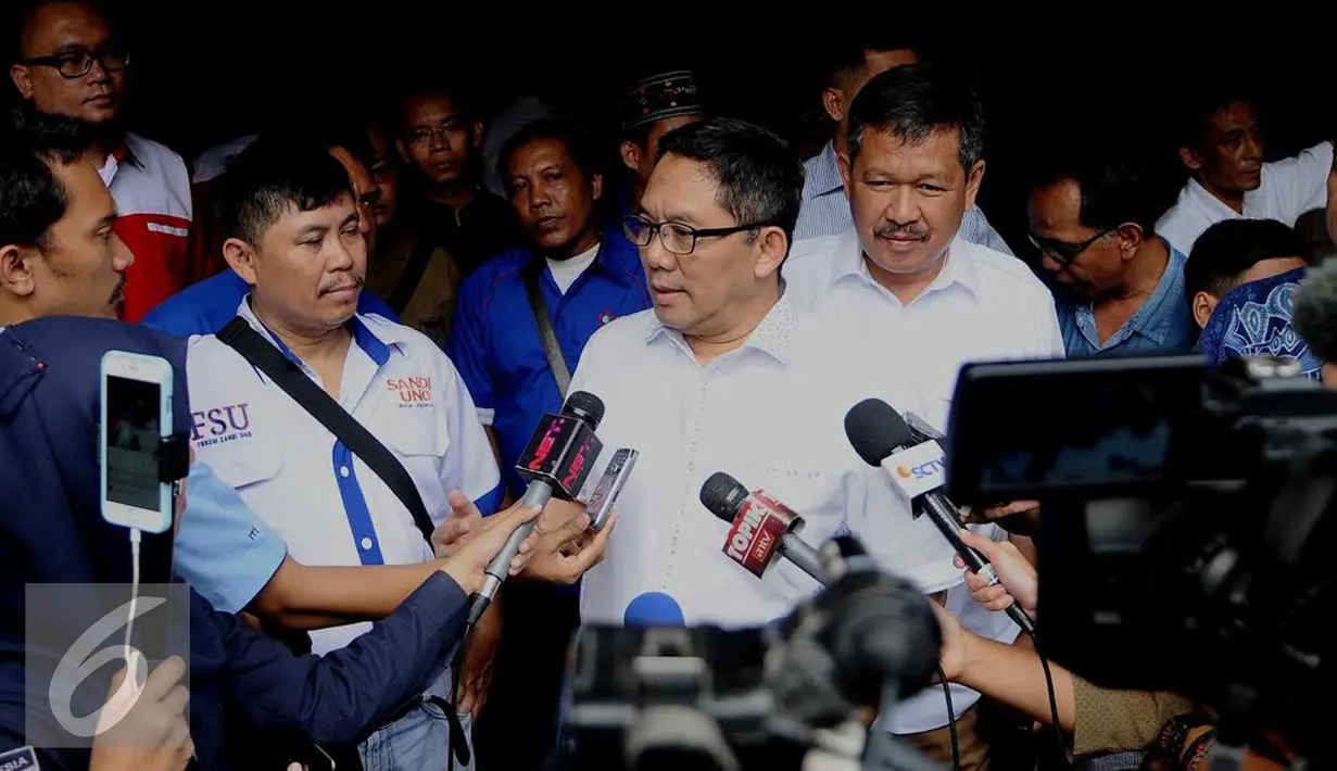 Boy Sadikin memberikan keterangan pers usai rapat dengan Anies dan Sandiaga dirumahnya, Jakarta, Rabu (28/9). Boy menjelaskan pertemuan Anies-Sandiaga dengan sejumlah pimred membahas perkembangan politik sepekan terakhir. (Liputan6.com/Gempur M Surya)