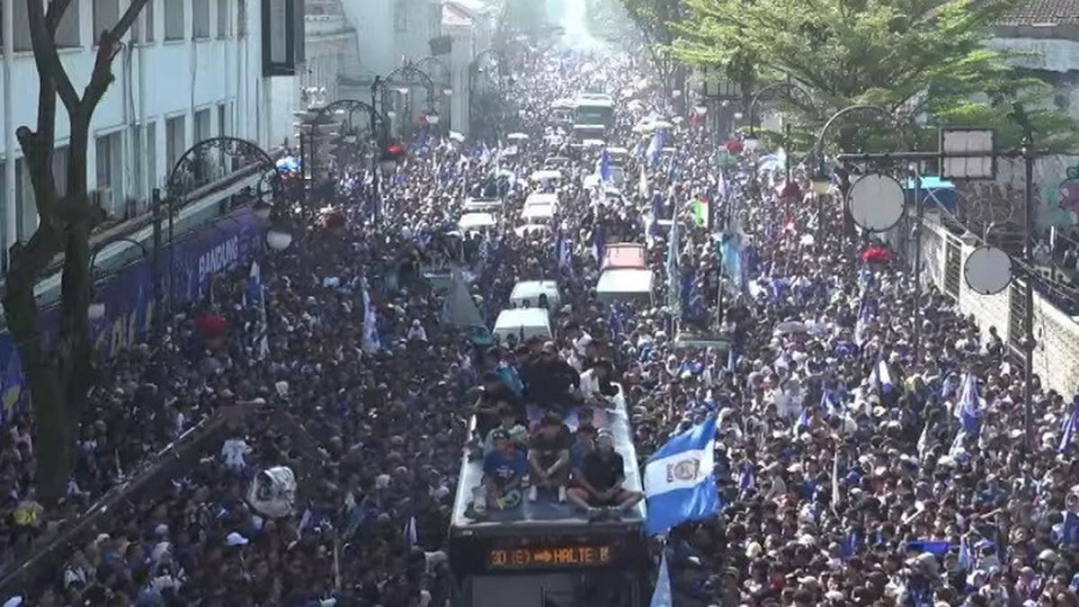 Ratusan Ribu Bobotoh Menyemut Menyambut Pawai Persib Juara 2026, Mobil Terpaksa Berjalan Lambat
