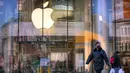 Warga berjalan melewati Apple Store yang tutup di Beijing, China, Selasa (4/2/2020. Belum diketahui bagaimana nasib Apple Store lainnya yang sudah ditutup sejak 1 Februari lalu lantaran wabah virus corona. (AP Photo/Mark Schiefelbein)