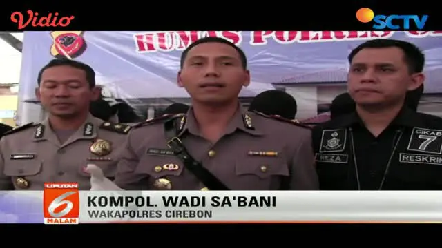 Petugas dari Satgas Pangan Polres Cirebon memeriksa sebuah gudang di Desa Sampiran, Kecamatan Talun, Cirebon, Jawa Barat, Jumat 2 Juni 2017.