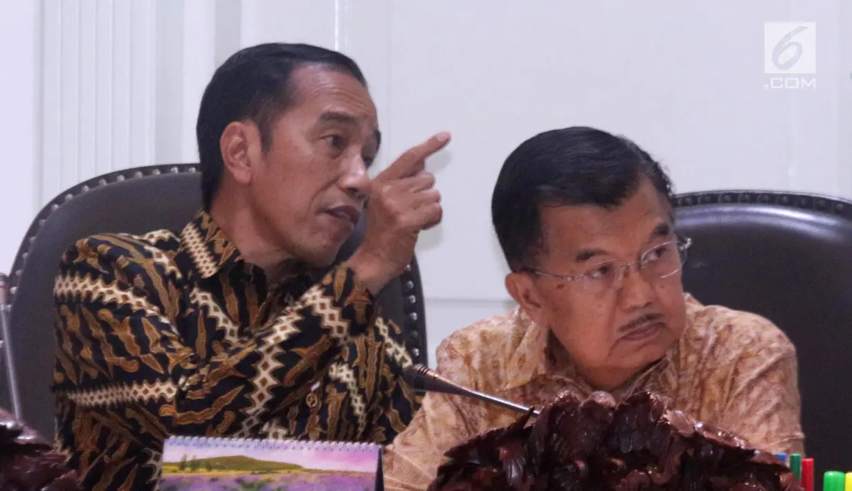 Presiden Joko Widodo (kiri) berbincang dengan Wapres Jusuf Kalla saat memimpin rapat terbatas di Kantor Presiden, Jakarta, Senin (29/4/2019). Rencana pemindahan ibu kota dilakukan demi mengurangi tingkat kepadatangan yang sudah membludak di Jakarta. (Liputan6.com/HO/Radi)