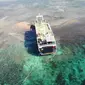 Kapal ferry yang kandas di Gosong Gili Kapal, perairan Selat Alas bagian utara, Kabupaten Lombok Timur, NTB. (Dok KKP)