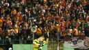 Andritany mengusap keringat saat suporter Persija memanggil namanya ketika lampu stadion mati  pada laga Piala Jenderal Sudirman di Stadion Manahan, Solo, Selasa (15/12/2015). (Bola.com/Nicklas Hanoatubun)