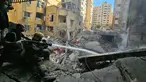 Petugas pemadam kebakaran berupaya memadamkan api di sebuah bangunan setelah serangan udara Israel di distrik Haret Hreik di pinggiran selatan Beirut pada 16 November 2024. (Foto oleh AFP)