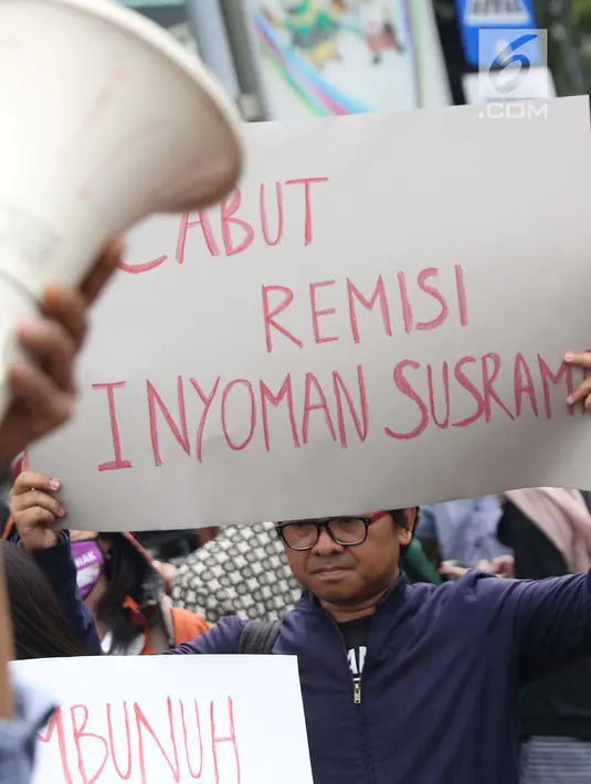Sejumlah pewarta dari berbagai organisasi berunjuk rasa di Taman Pandang depan Istana Negara, Jakarta, Jumat (25/1). Mereka meminta Presiden Jokowi segera mencabut remisi yang diberikan kepada I Nyoman Susrama. (Liputan6.com/Helmi Fithriansyah)