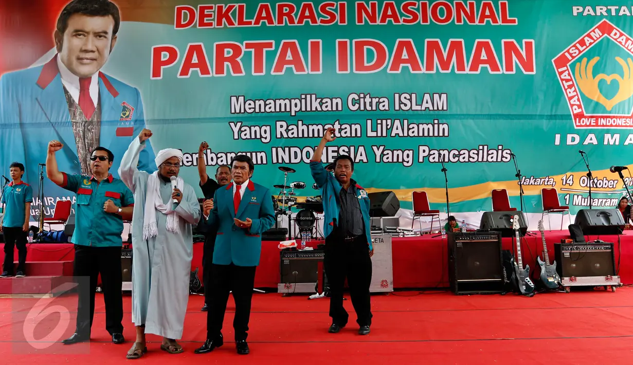 Ketum Partai Idaman Rhoma Irama (kedua kanan) dan simpatisan partai meneriakkan yel saat deklarasi nasional parta di Tugu Proklamasi Jakarta, Rabu (14/10). Deklarasi tersebut dihadiri sejumlah tokoh parpol dan simpatisan partai.(Liputan6.com/Yoppy Renato)