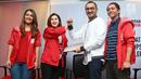 Vokalis grup band Nidji, Giring Ganesha dan Ketua Umum Partai Solidaritas Indonesia (PSI) Grace Natalie melakukan slaam komando usai menyerahkan data diri saat mendafar menjadi anggota PSI di Jakarta, Rabu (6/9). (Liputan6.com/Herman Zakharia)