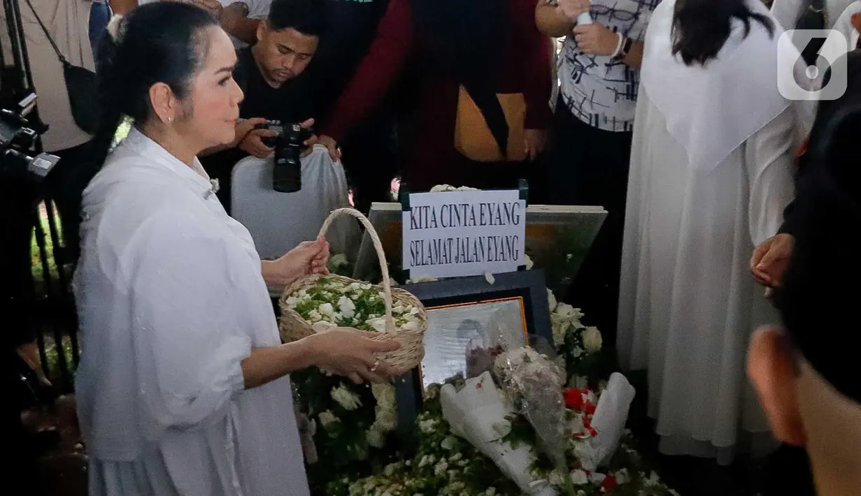 Keluarga, kerabat, dan masyarakat turut mengantarkan jenazah Titiek Puspa ke tempat peristirahatan terakhir di Tempat Pemakaman Umum (TPU) Tanah Kusir, Jakarta. Tampak dalam foto, penyanyi senior Vina Panduwinata saat menghadiri prosesi pemakaman penyanyi dan artis legendaris Titiek Puspa di Tempat Pemakaman Umum (TPU) Tanah Kusir, Jakarta Selatan, Jumat, 11 April 2025. (Liputan6.com/Herman Zakharia)