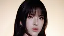 Rambutnya dibiarkan tergerai dengan sedikit gelombang natural dan poni lurus di depan. Makeup-nya tampil soft glam dengan eyeshadow bernuansa cokelat keemasan, eyeliner tipis membentuk sudut mata, serta bibir glossy nude yang memberi kesan romantis dan elegan [@tiaraandini]