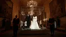 Gaun pernikahan Putri Eugenie dan jas sang suami, Jack Brooksbank ditampilkan selama pratinjau media di Kastil Windsor, London, Kamis (28/2). Gaun tersebut akan dipajang sebagai bagian dari pameran yang berlangsung hingga 22 April 2019. (AP/Matt Dunham)
