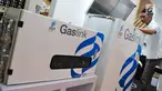 Pekerja berdiri di dekat produk PGN di Ice BSD, Tangerang Selatan, Rabu (20/9). PGN menawarkan produknya yakni Gaslink. Melalui Gaslink, gas bumi diproses menjadi Compressed Natural Gas (CNG). (Liputan6.com/Helmi Afandi)