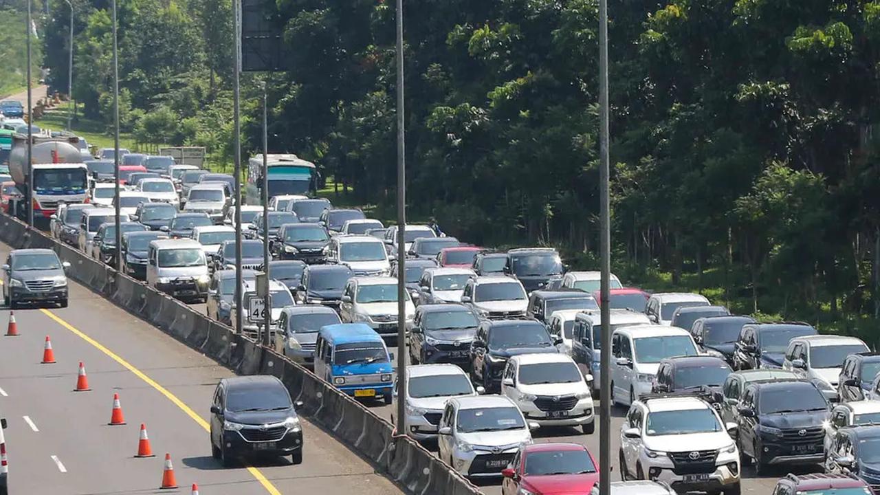 Putar Otak Cari Solusi Urai Macet Puncak yang Tak Pernah Ada Mereda