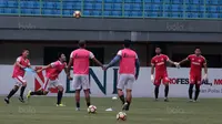 Aksi para pemain Persija Jakarta melakukan sesi latihan di Stadion Patriot Bekasi, Sabtu (11/11/2017). Latihan tersebut jelang melawan Bhayangkara FC. (Bola.com/Nicklas Hanoatubun)