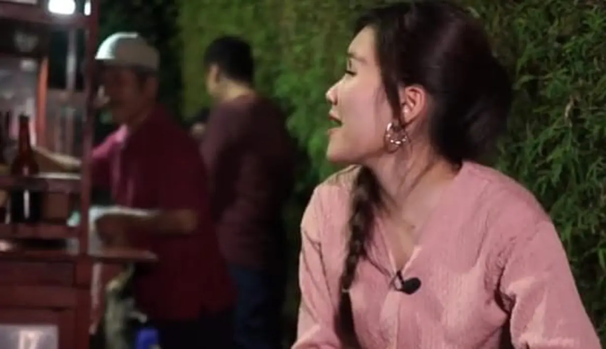 <p>Ayu teriak menyapa seorang ibu dengan logat betawinya yang khas. "Paling senang deh kalau makan pinggir jalan, jadi gue bisa nyapa warga," kata dia.&nbsp;(Foto: YouTube/ Qiss You TV via TikTok)</p>