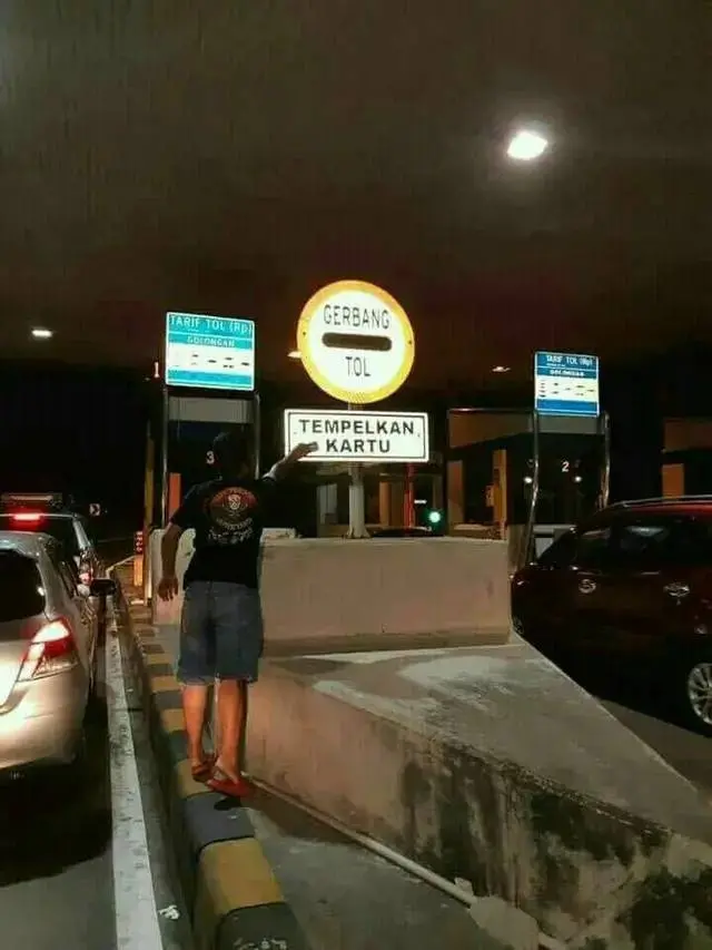 10 Potret Absurdnya Orang Ikuti Aturan Ini Malah Bikin Tepuk Jidat