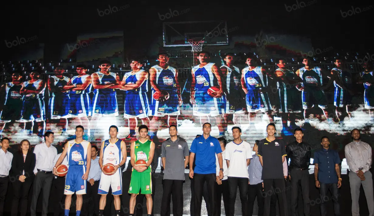 Pemain dan official Satria Muda melakukan sesi foto bersama usai jumpa pers di Ballroom Pertamina, Jakarta, Rabu (11/1/2017). Musim 2017, SM optimis merebut gelar juara basket di Indonesia untuk ke-10 kalinya. (Bola.com/Vitalis Yogi Trisna)
