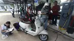 Petugas mengecek kondisi ban di Kamaz Station, Jakarta, Rabu (15/6). Michelin dan PT Tehnika Ina menjalin kemitraan dengan membuka toko retail ban Kamaz Station dalam rangka menghadirkan layanan fast fit (bengkel cepat). (Liputan6.com/Angga Yuniar)