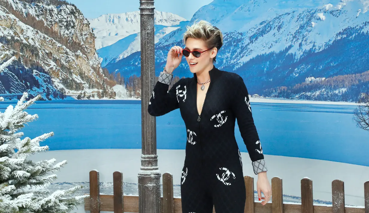 Aktris Kristen Stewart mengenakan kaca mata berpose dalam sesi pemotretan sebelum acara busana koleksi Women's Fall-Winter 2019/2020 Chanel di Grand Palais, Paris, Prancis (5/3). (AFP Photo/Francois Guillot)