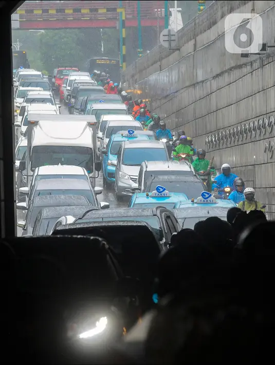 Sementara itu, Badan Meteorologi, Klimatologi, dan Geofisika (BMKG) menyebutkan seluruh wilayah DKI Jakarta diperkirakan hujan pada siang ini. (merdeka.com/Arie Basuki)
