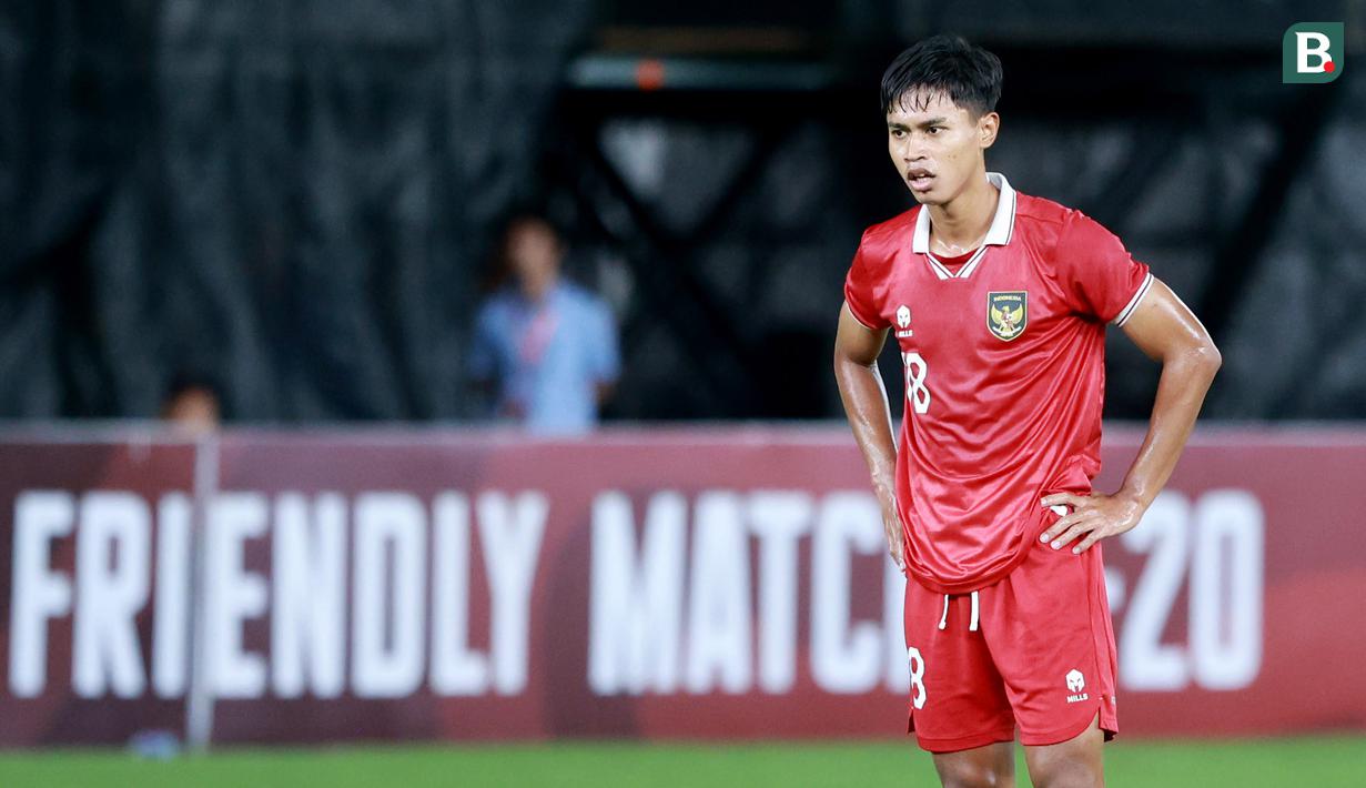 Pemain Timnas Indonesia U-20, Alfriyanto Nico, tampak kecewa setelah ditaklukkan Guatemala pada laga turnamen mini di Stadion Utama Gelora Bung Karno (SUGBK), Selasa (21/2/2023). Indonesia menyerah 0-1 dari Guatemala. (Bola.com/M Iqbal Ichsan)