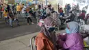 Warga menerima vaksinasi COVID-19 Sinovac di Terowongan Kendal, Jakarta Pusat, Jumat (30/7/2021). Sebanyak 600 dosis disiapkan untuk masyarakat pengguna transportasi publik di kawasan integrasi Commuter Line, kereta bandara, dan Transjakarta tersebut. (Liputan6.com/Faizal Fanani)