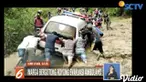 Warga Luwu Utara, Sulawesi Selatan, membantu perempuan hamil yang terjebak lumpur saat dalam perjalanan melahirkan ke rumah sakit