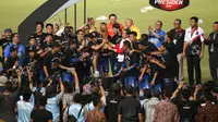 Presiden Joko Widodo menyerahkan Piala Presiden kepada Kapten Tim Persib Atep di Stadion Gelora Bung Karno, Senayan, Jakarta, Minggu (18/10/2015). (Bola.com/Nicklas Hanoatubun).