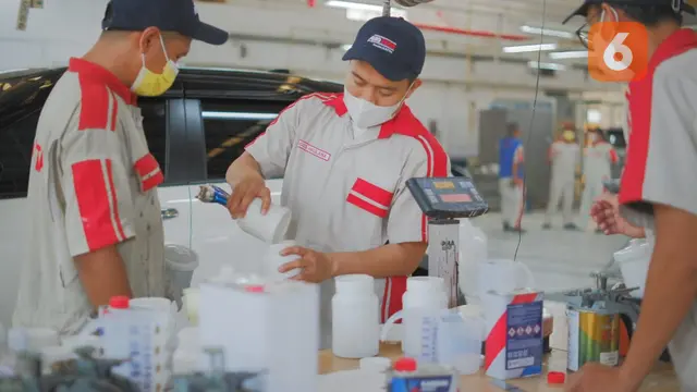 Proses mixing cat di bengkel repair body & cat Auto2000 (Amal/Liputan6.com)