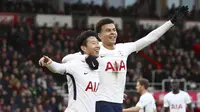 Pemain Tottenham Hotspur, Son Heung-Min dan Dele Alli, melakukan selebrasi usai mencetak gol ke gawang AFC Bournemouth pada laga Preimer League di Stadion Vitality, Minggu (11/3/2018). AFC Bournemouth takluk 1-4 dari Tottenham Hotspur. (AP/John Walton)