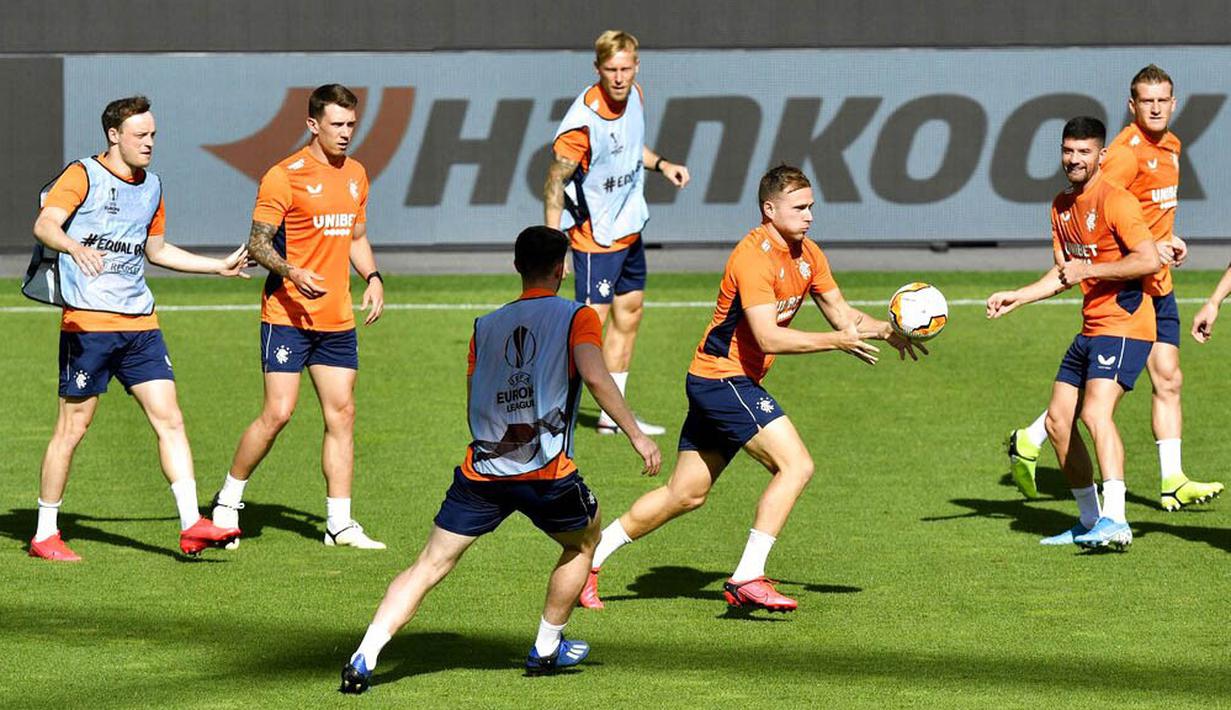 Para pemain Glasgow Rangers saat sesi latihan jelang laga Liga Europa di Leverkusen, Jerman, Rabu (5/8/2020). Glasgow Rangers akan menghadapi tuan rumah Bayer Leverkusen. (AP Photo/Martin Meissner)