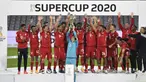 Pemain Bayern Munchen merayakan juara Piala Super Jerman 2020 usai mengalahkan Borussia Dortmund di Allianz Arena, Kamis (1/10/2020) dini hari WIB. Bayern Munchen menang 3-2 atas Borussia Dortmund. (Sven Hoppe/Pool via AP)