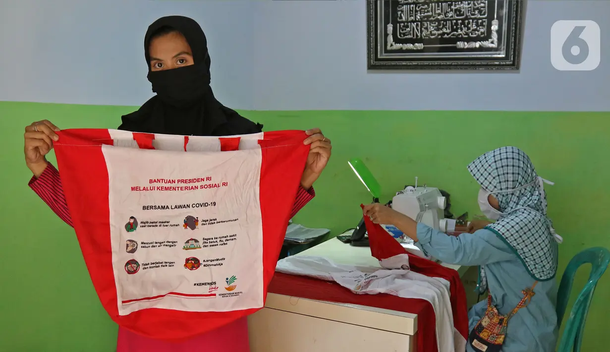 Warga menunjukkan tas sembako bantuan Presiden Joko Widodo di Jalan Caringin, Bedahan Barat, Sawangan, Depok, Jawa Barat, Jumat (7/8/2020). Bahan tas sembako berwarna merah putih tersebut dipasang sepanjang jalan Caringin untuk menyambut HUT ke-75 RI. (Liputan6.com/Herman Zakharia)