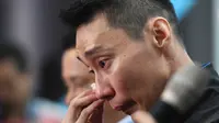 Lee Chong Wei tak kuasa menahan air mata saat mengumumkan pensiun dari bulutangkis karena problem penyakit kanker yang dideritanya. (AFP/Mohd Rasfan)