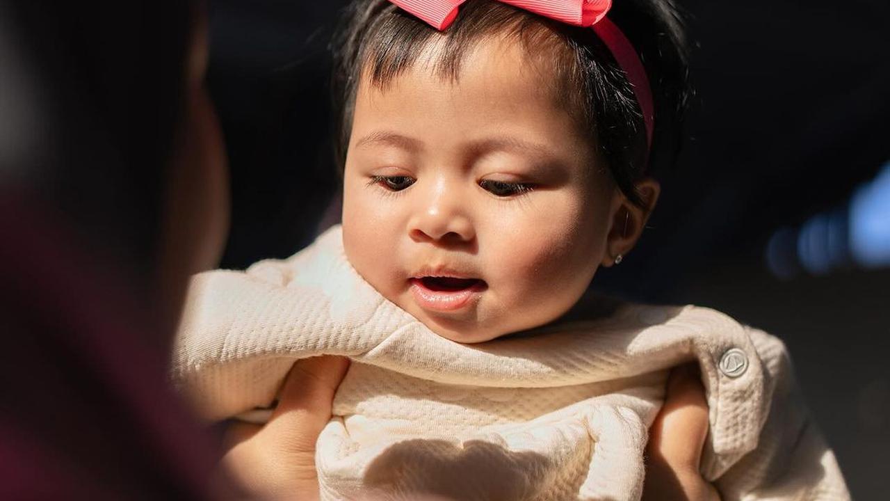 Potret Gemas Lily, Anak Raffi Ahmad dan Nagita Slavina dengan Pita Besar dan Kacamata