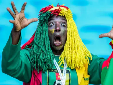Seorang suporter dari Kamerun bereaksi sebelum dimulainya pertandingan sepak bola Grup G Piala Dunia 2022 antara Swiss dan Kamerun di Stadion Al Janoub, Al Wakrah, Qatar, Kamis (24/11/2022). (AP Photo/Petr Josek)