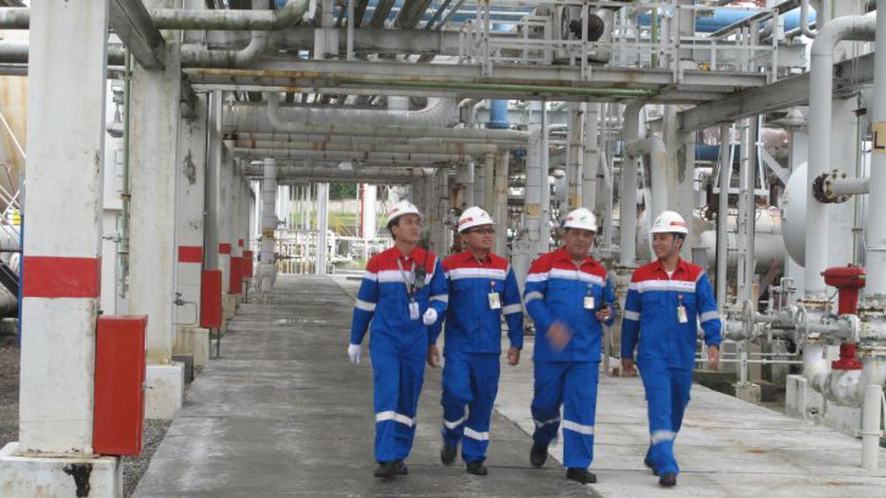 Petugas kilang Pertamina.