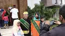 Pengunjung berfoto bersama finalis Abang None pada Festival Lebaran Betawi 2017 di Setu Babakan, Jakarta, Sabtu (29/7). Berbagai pergelaran seni dan adat Betawi disiapkan untuk menghibur para pengunjung yang datang. (Liputan6.com/Herman Zakharia)