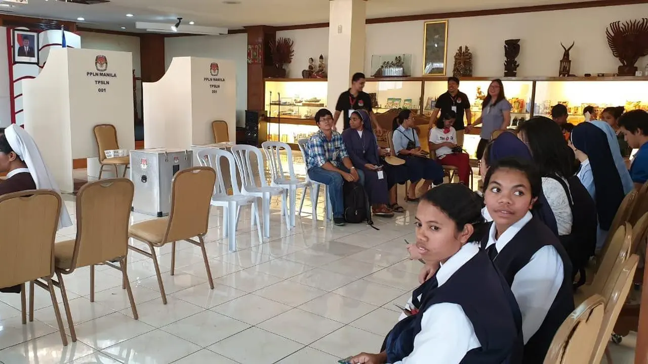 Antrean pemilih di TPS KBRI Manila, Filipina pada hari pemungutan suara, Minggu 14 April 2019 (kredit: KBRI Manila)