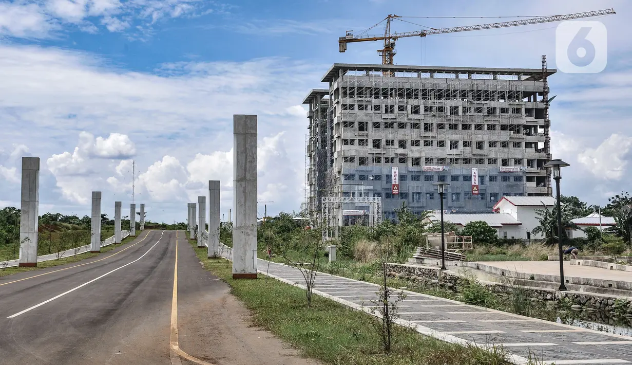 Aktivitas di proyek pembangunan gedung Universitas Islam Internasional Indonesia (UIII) di Cimanggis, Depok, Minggu (28/2/2021). Kampus UIII diharapkan menjadi kebanggan Indonesia dan kampus masa depan bagi kajian serta penelitian peradaban Islam. (merdeka.com/Iqbal S Nugroho)
