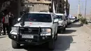Konvoi truk bantuan Bulan Sabit Merah Suriah tiba di Douma, Ghouta Timur, Damaskus, Suriah, Senin (5/3). Dari 46 truk bantuan, 10 kendaraan gagal melakukan distribusi karena terganggu oleh bombardir udara dan artileri. (Syrian Red Crescent via AP)