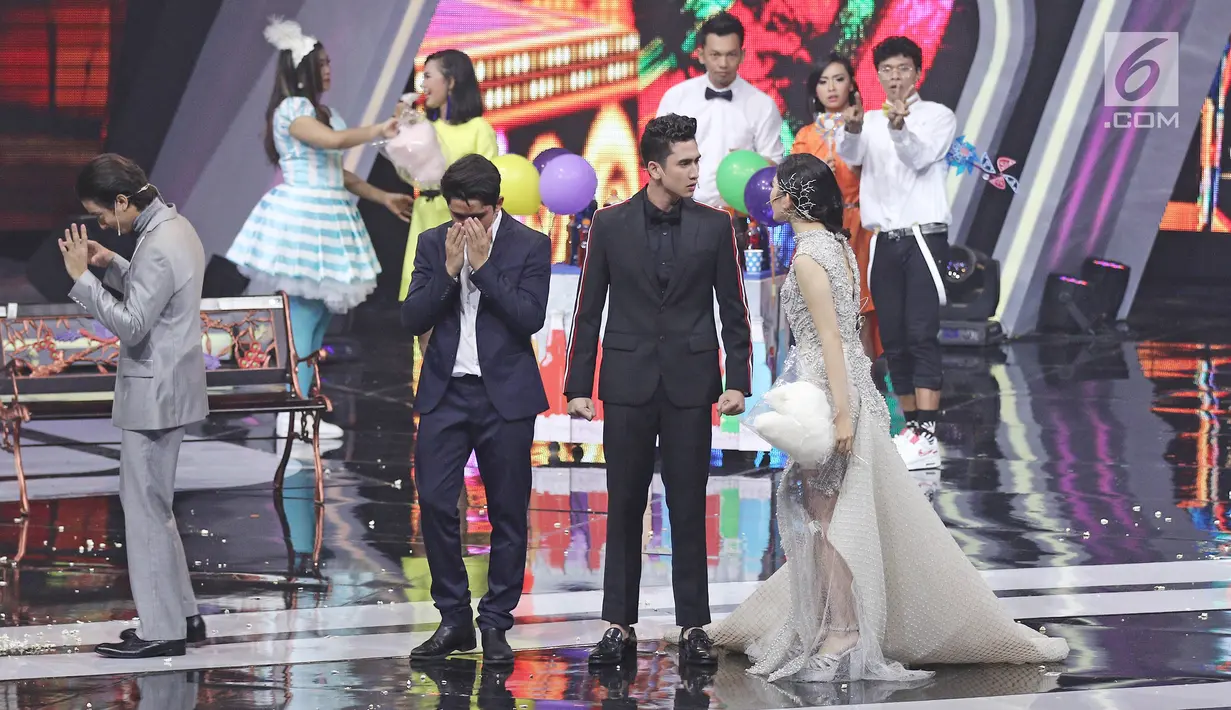 Sejumlah pemain Siapa Takut Jatuh Cinta menunjukkan kebolehannya dalam drama musikal pada ajang SCTV Awards 2017 di Jakarta, Rabu (29/11). Dalam beberapa tahun terakhir, SCTV memang sudah biasa menampilkan drama musikal (Liputan6.com/Herman Zakharia)