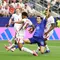 Gelandang Inggris, Jude Bellingham, mendapat kawalan ketat dari penyerang Kroasia, Petar Musa, dalam pertandingan Grup L Piala Dunia 2026 antara Inggris melawan Kroasia di Dallas Stadium, Arlington, Texas, pada 17 Juni 2026. (MICHAEL STEELE / GETTY IMAGES NORTH AMERICA / Getty Images via AFP)