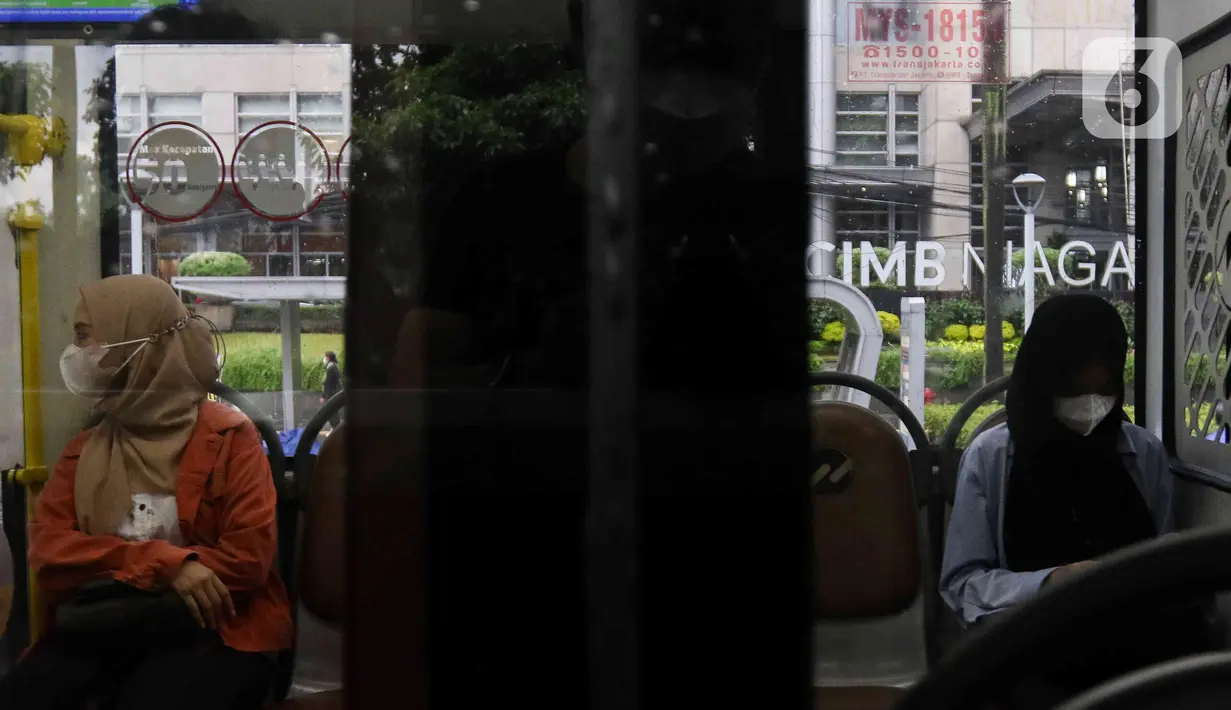 Penumpang berada di dalam bus TransJakarta di Halte TransJakarta Tosari, Jakarta, Rabu (1/3/2023). T TransJakarta menempatkan petugas TNI di halte dan armada bus TransJakarta guna mengantisipasi kejadian pelecehan seksual yang kerap terjadi di bus TransJakarta. (Liputan6.com/Herman Zakharia)