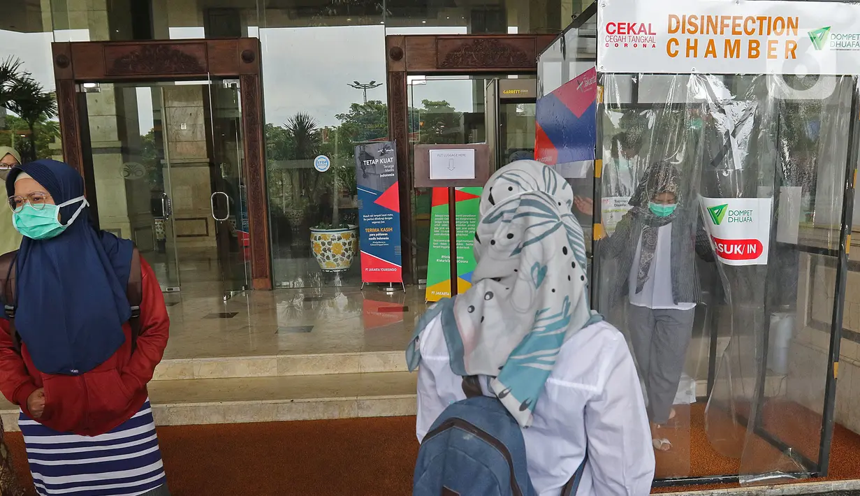 Petugas Medis berada di dalam bilik disinfektan di Hotel Grand Cempaka , Jakarta, Sabtu (28/3/2020). Hotel ini disediakan oleh Pemprov DKI sebagai tempat istirahat 343 tenaga medis, 28 di antaranya dokter, yang menangani kasus Corona Covid-19 di ibu kota. (Liputan6.com/Herman Zakharia)