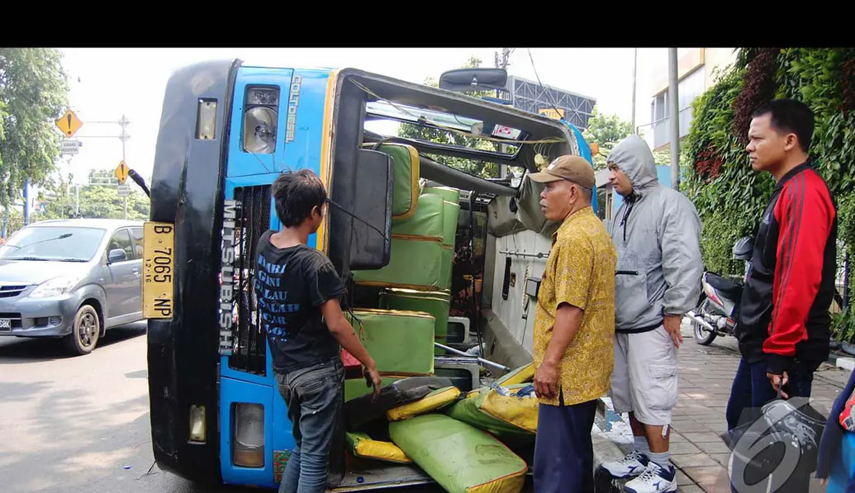Menurut sejumlah saksi, sopir Kopami melarikan diri usai terjadi tabrakan, Jakarta, Rabu (30/7/2014) (Liputan6.com/Faizal Fanani)