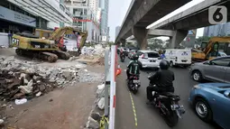 Kondisi lalu lintas saat ada proyek revitalisasi trotoar di kawasan Kuningan, Jakarta, Senin (4/11/2019). Proyek revitalisasi trotoar DKI Jakarta kini tengah dibahas bersama Komisi D DPRD dalam rapat Kebijakan Umum APBD Prioritas Plafon Anggaran Sementara Tahun 2020. (merdeka.com/Iqbal Nugroho)